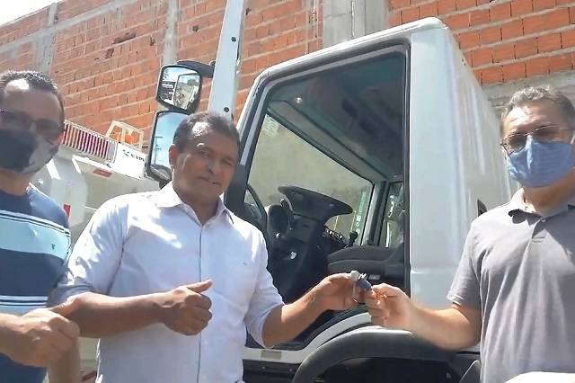 Deputado Fábio Abreu realiza entrega de tratores e kits de irrigação na Codevasf